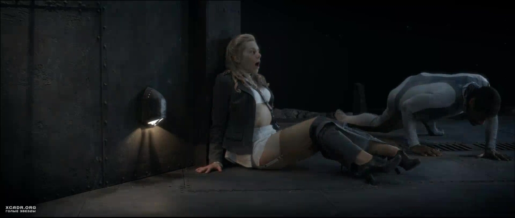 Голая Julia Crown на кровати