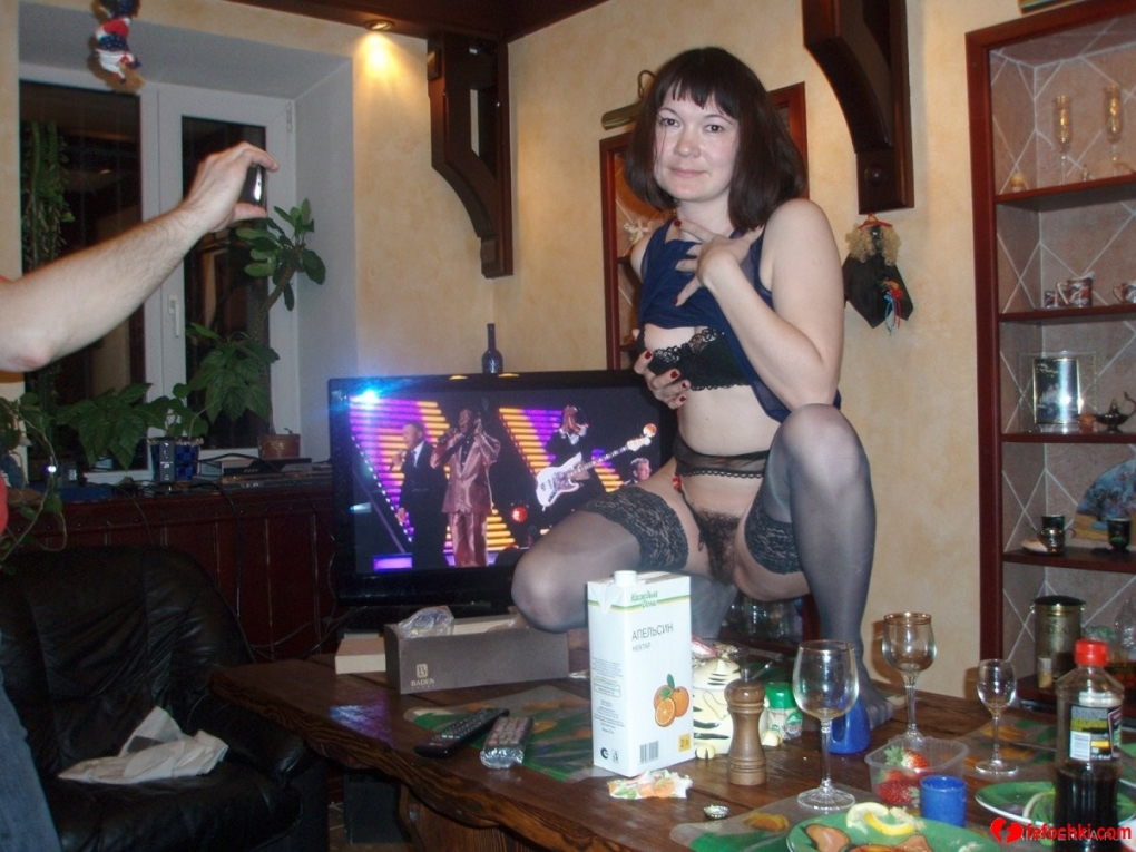 Голая без трусиков в кафе