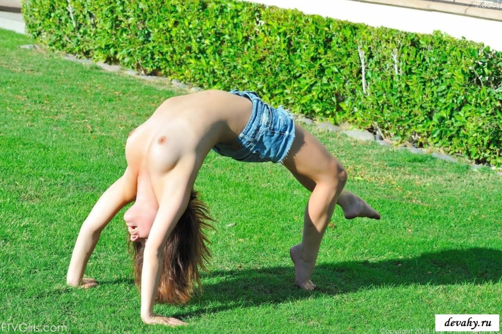 Голые женщины занимаются фитнесом