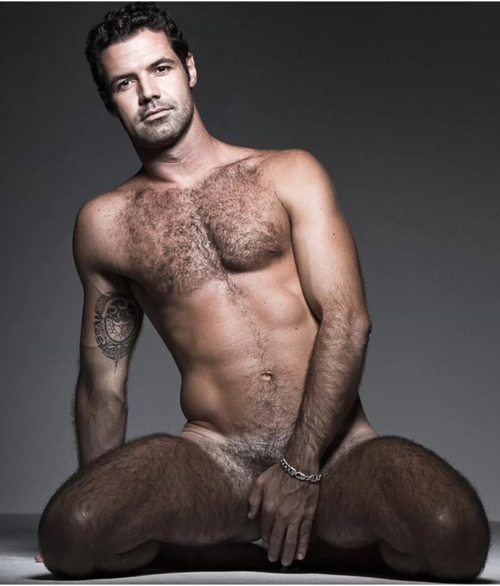 Голый брутальный волосатый мужчина