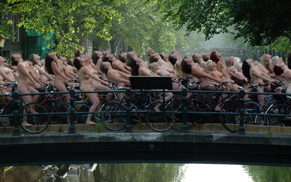 Массовые обнажения женщин