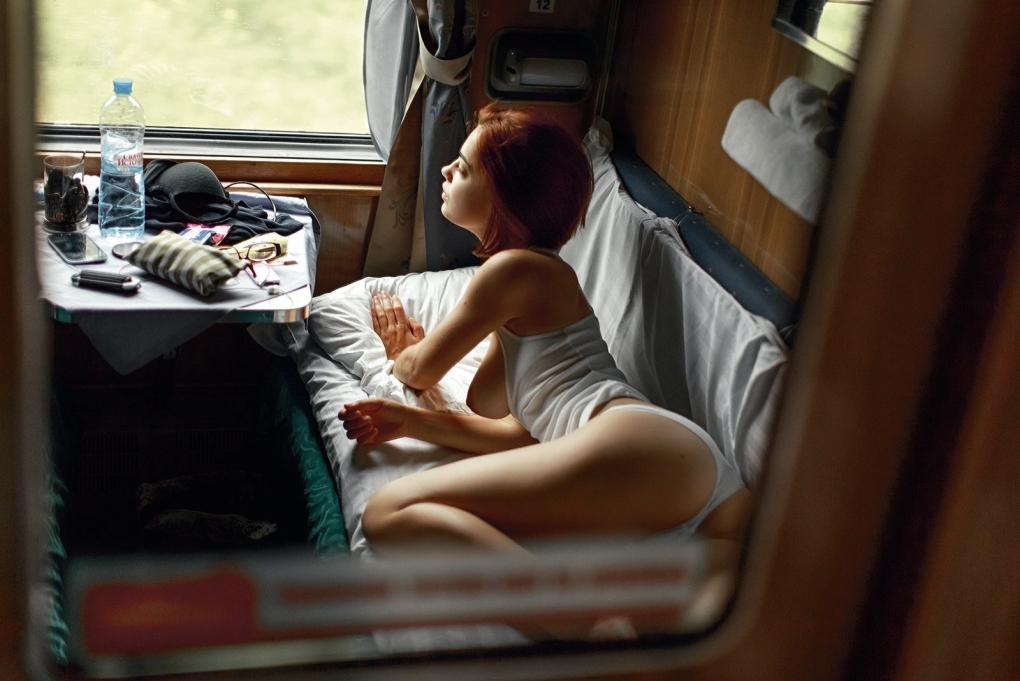 Марго Робби в плацкартном вагоне