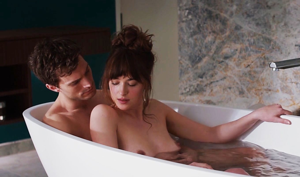 Голая Дакота Джонсон в фильме 50 оттенков серого