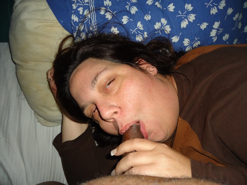 Алкашка насасывает член