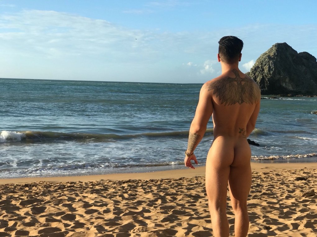 Голые попки парней на пляже