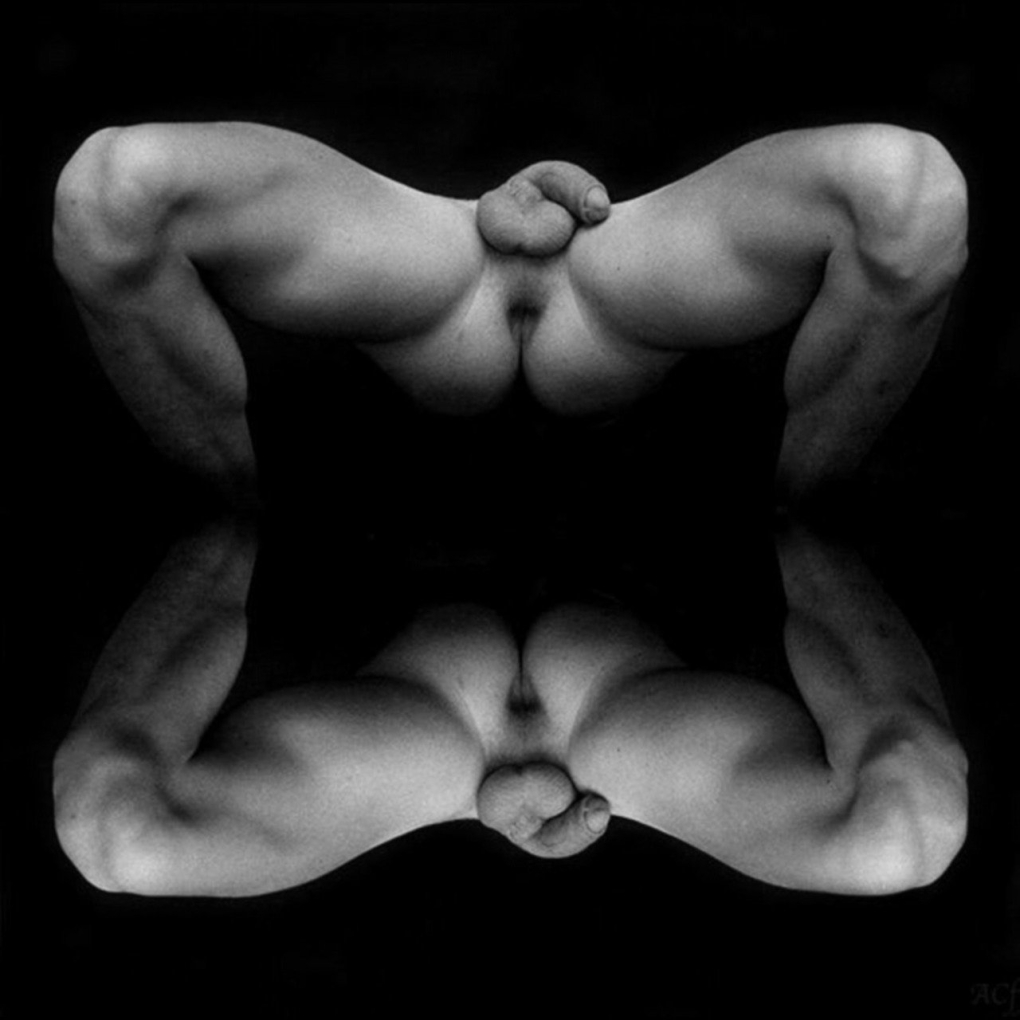 Голый мужчина вид снизу