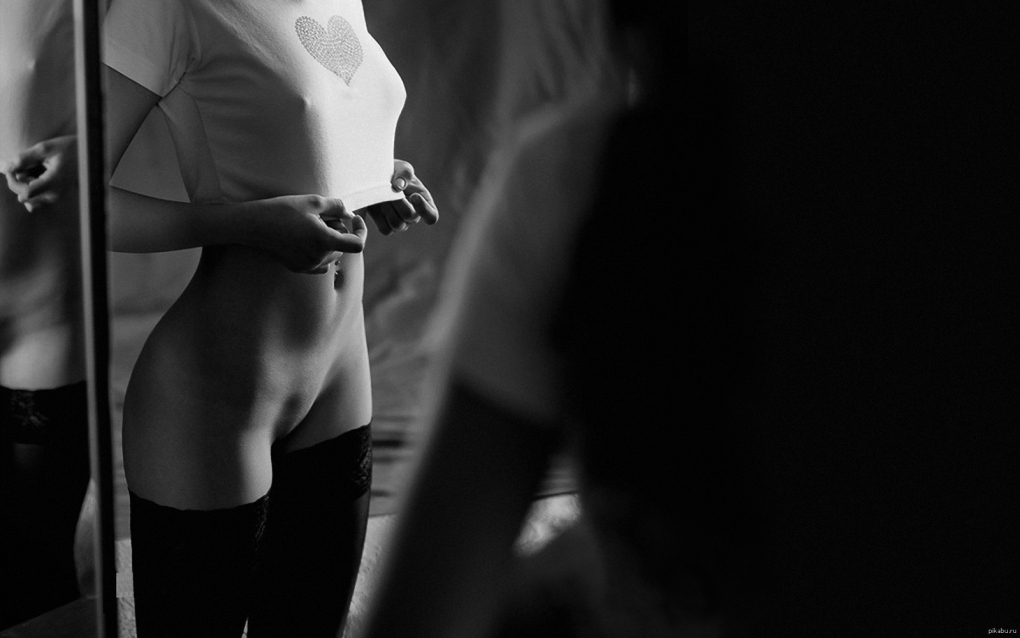 Девушка раздевается черно белое