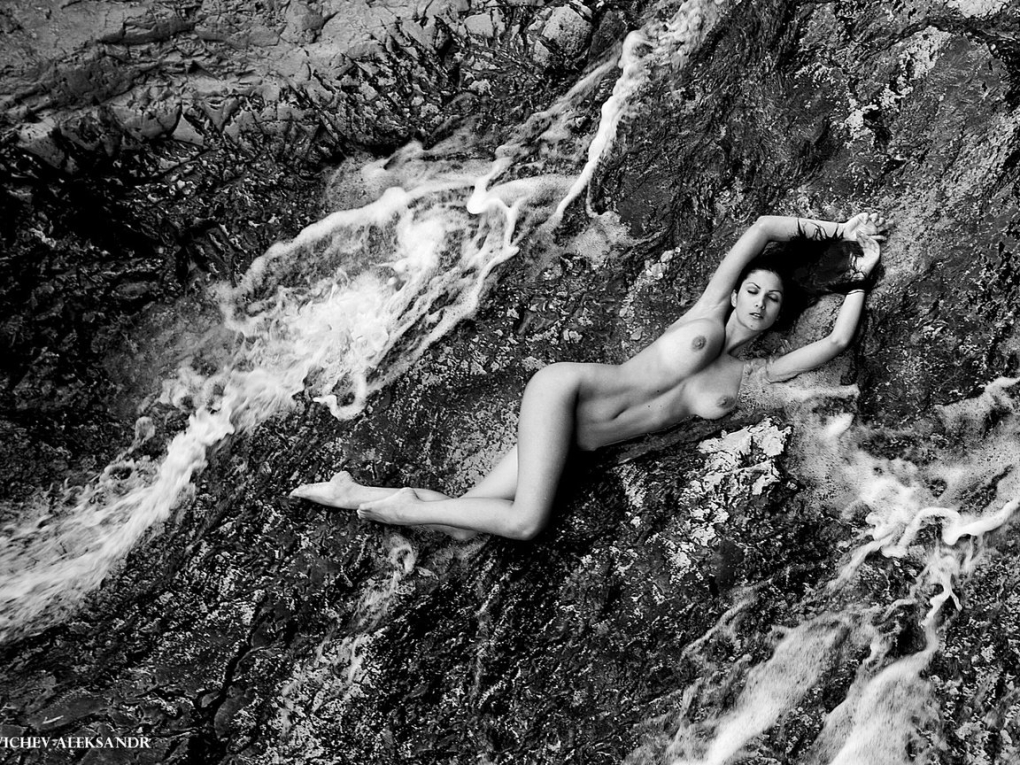 Море голая женщина черно белое