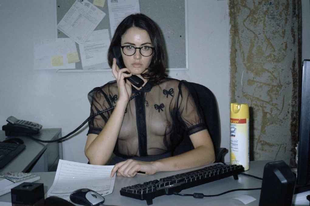 Девушка разделась в офисе