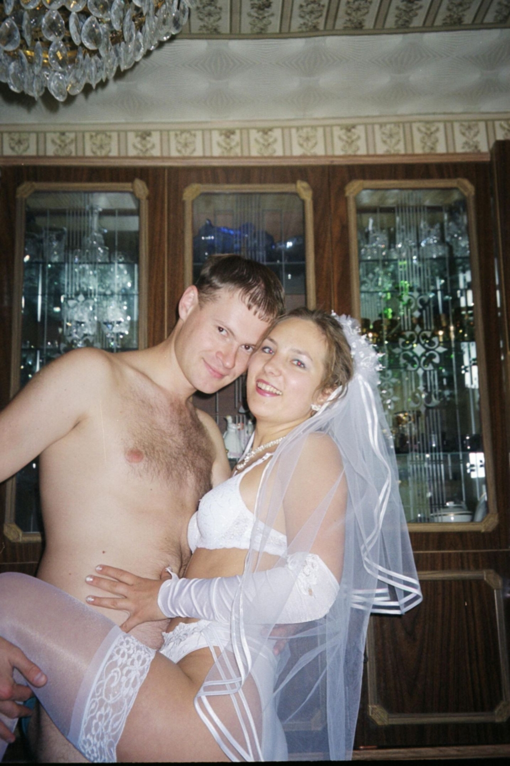 Голая жена в свадебном платье