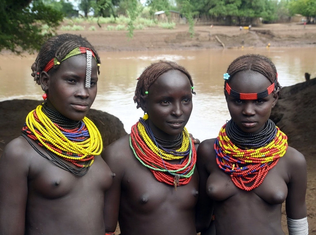 Голлые девушки из африканских племён