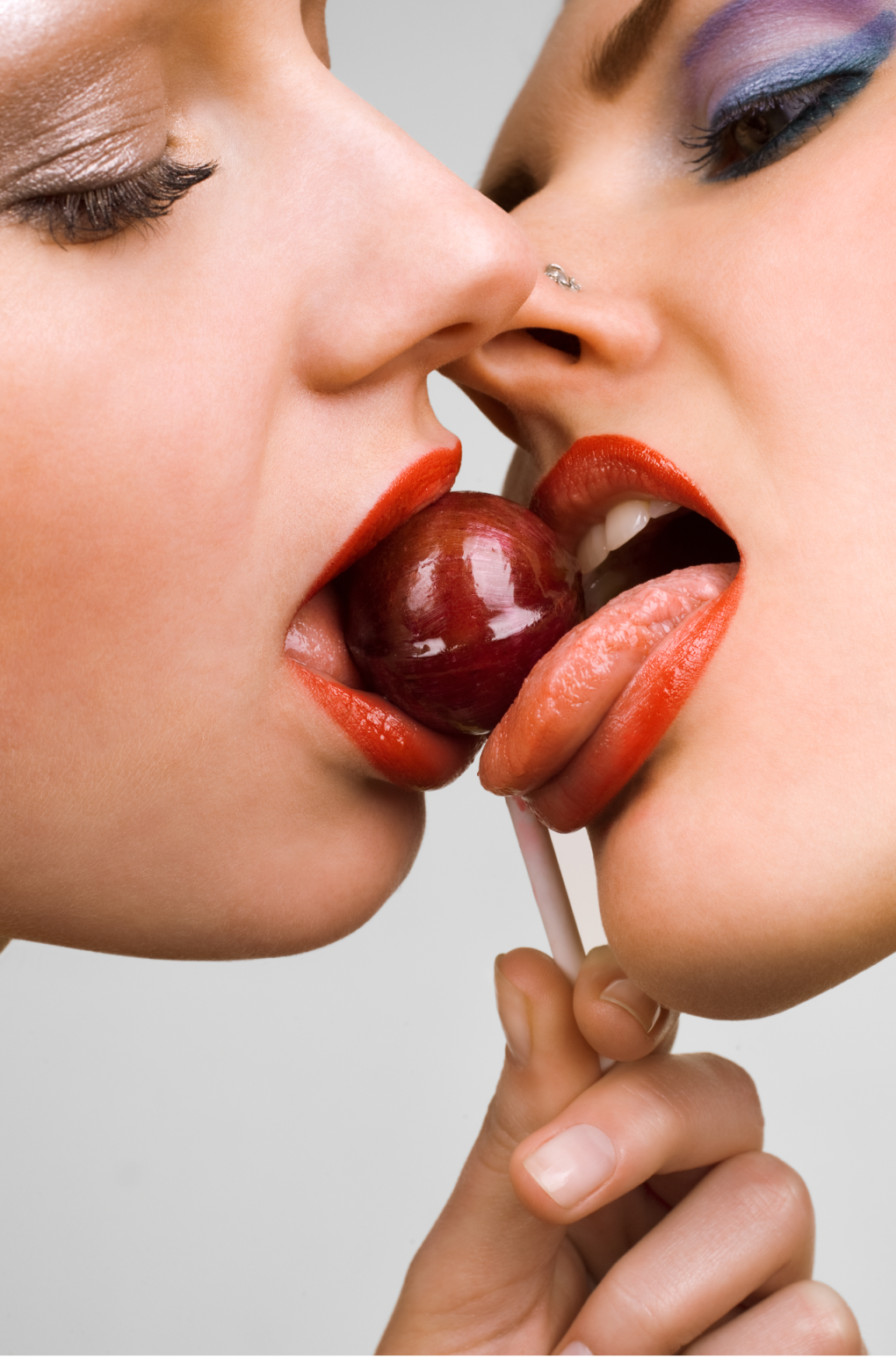 Две девушки и Чупа Чупс