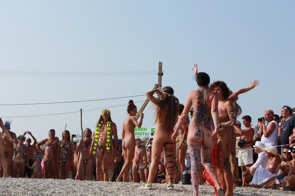 Много голых баб на природе