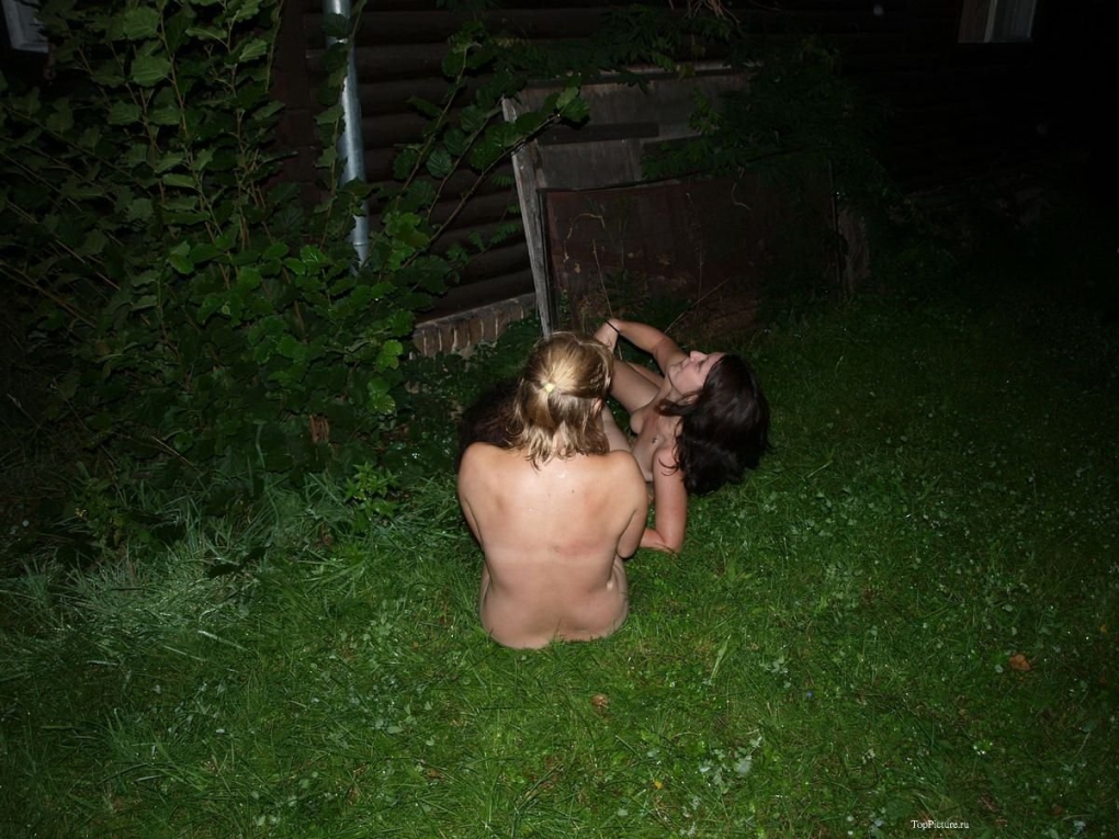 Пьяные голые девки на даче