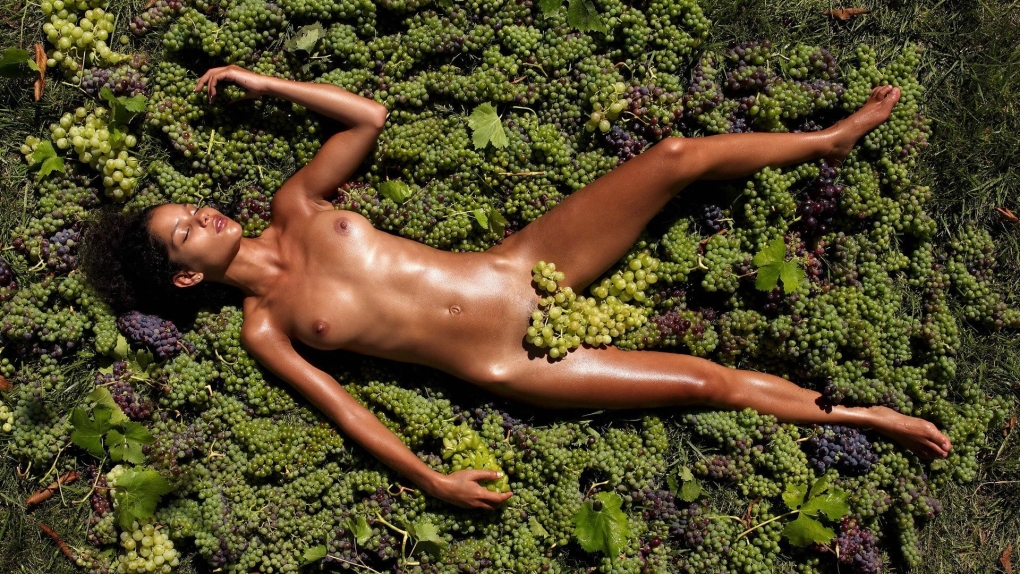 Смуглая красивая девушка эро