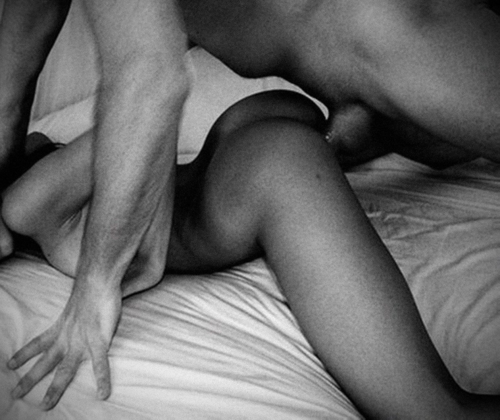 Красивые эротические позы сзади черно белые