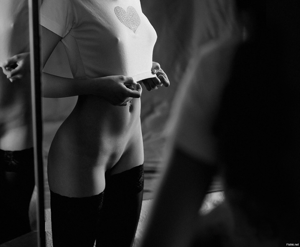 Девушка раздевается черно белое