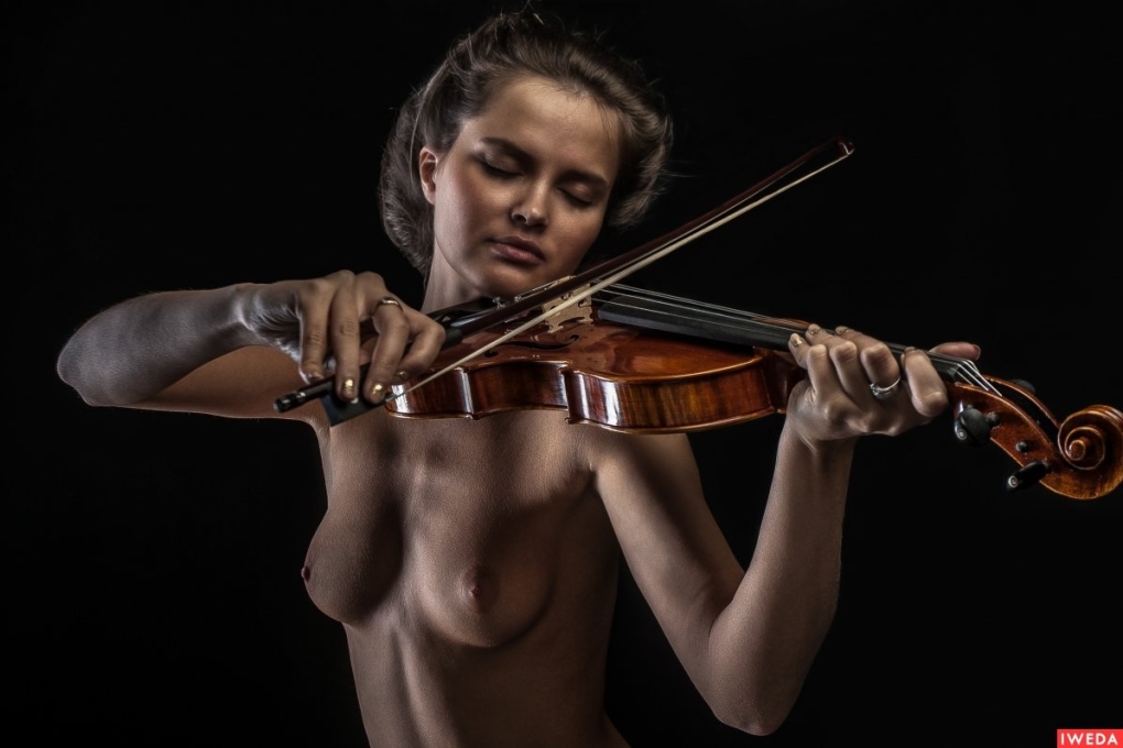 Голые с музыкальными инструментами