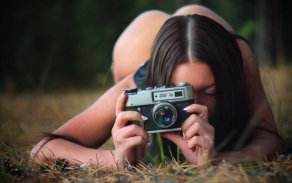 Девушка с фотоаппаратом ню