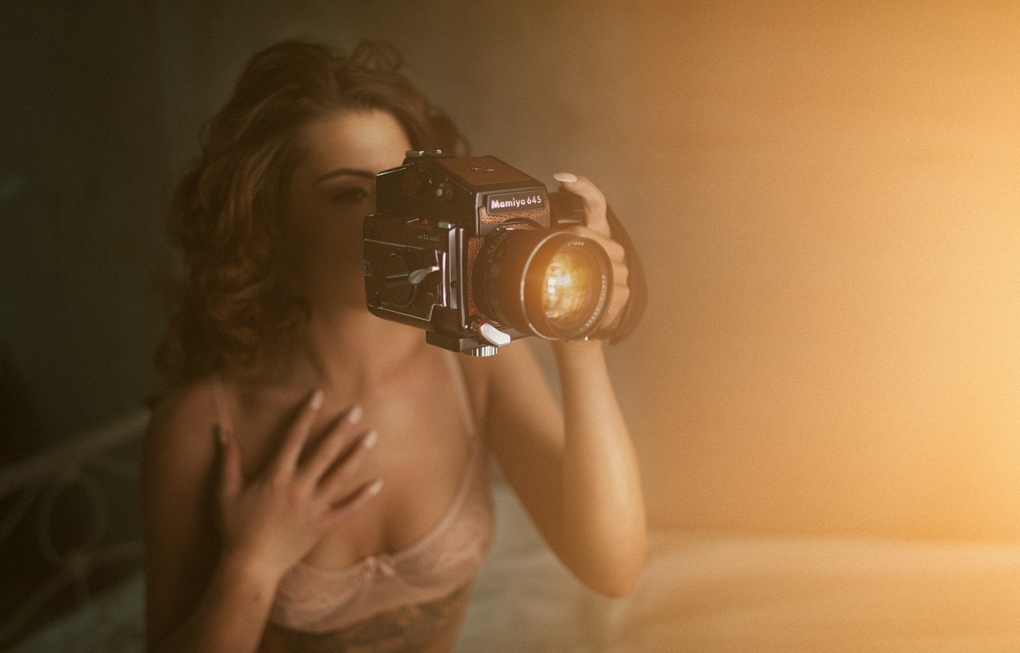 Голая с фотоаппаратом