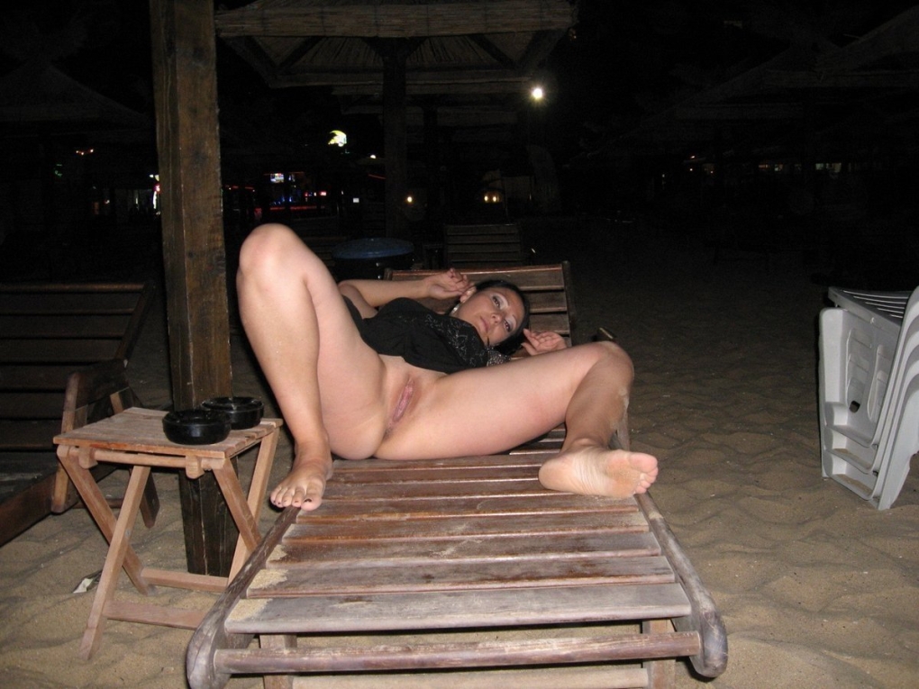 Жена в платье без трусиков частное