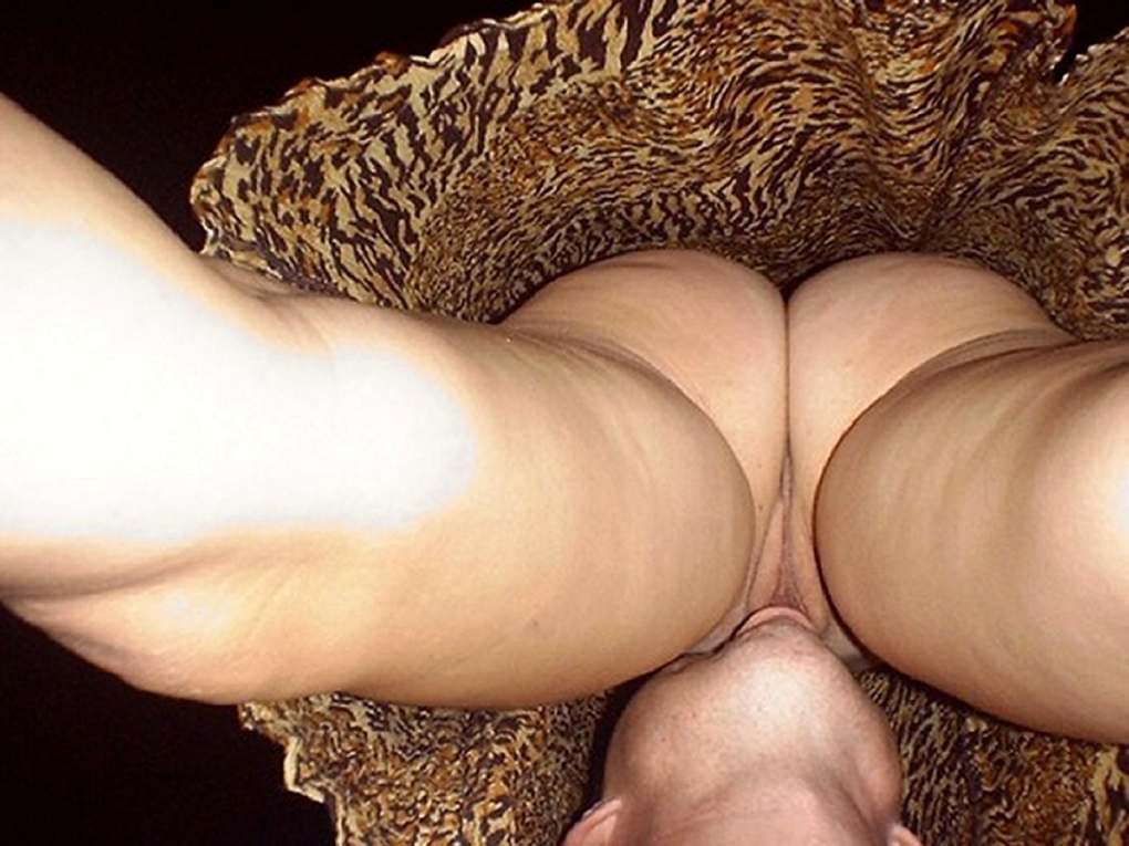 Голые женщины в трусиках вид снизу