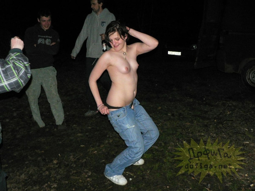 Пьяная разделась на улице