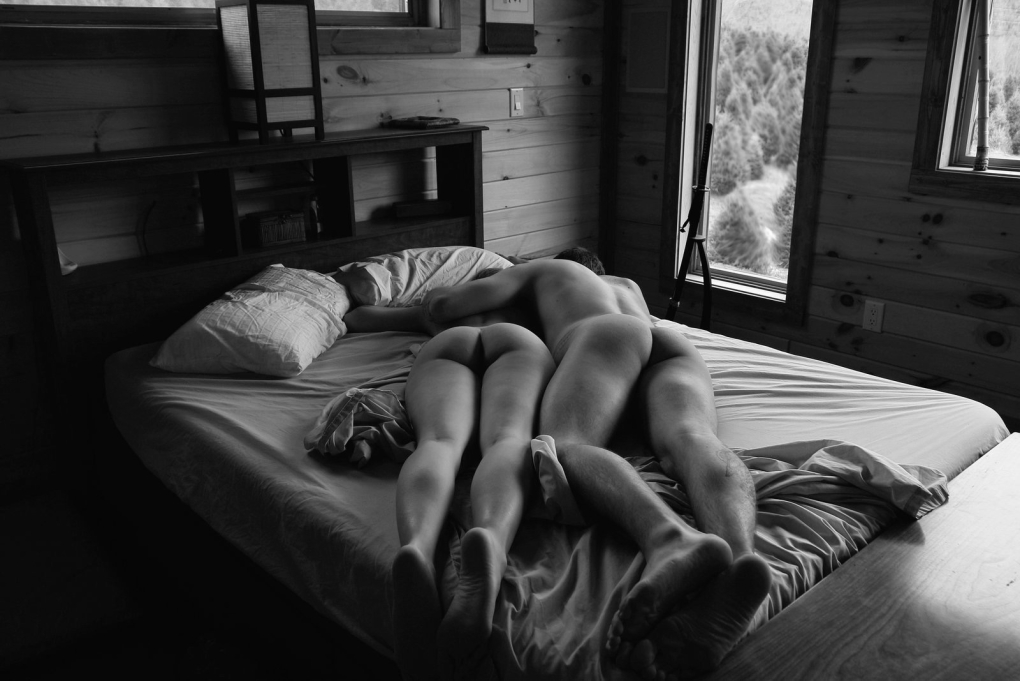 Эротические объятия в кровати