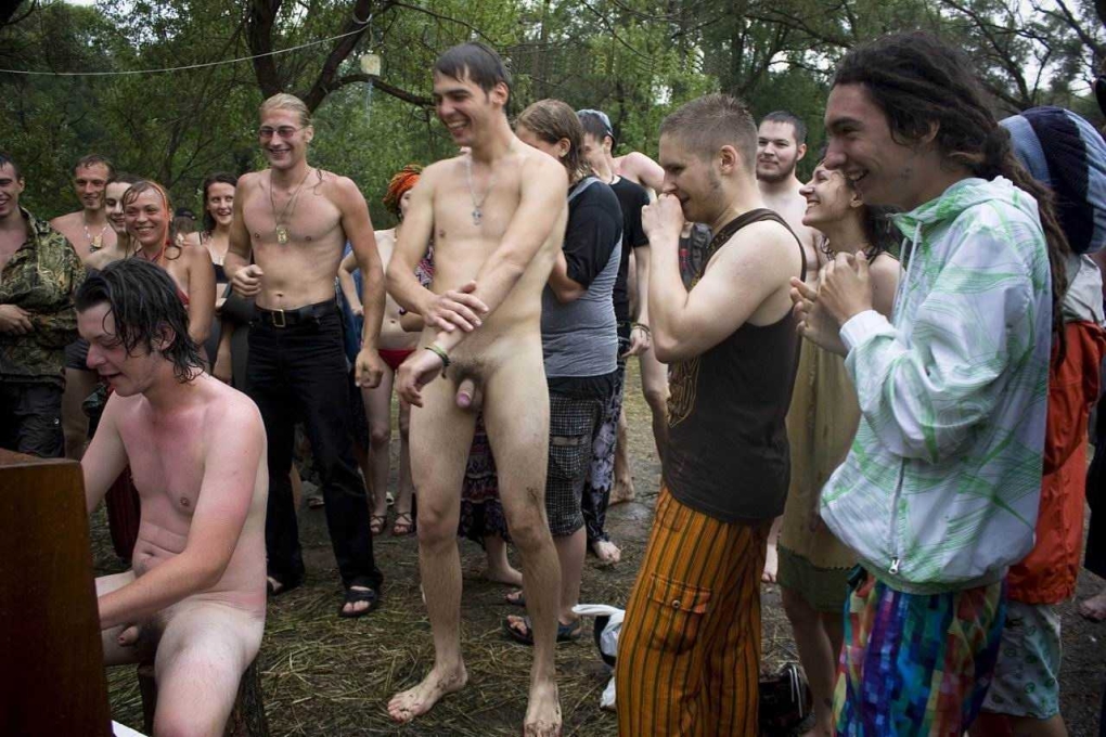 Голые мужики одетые зрители