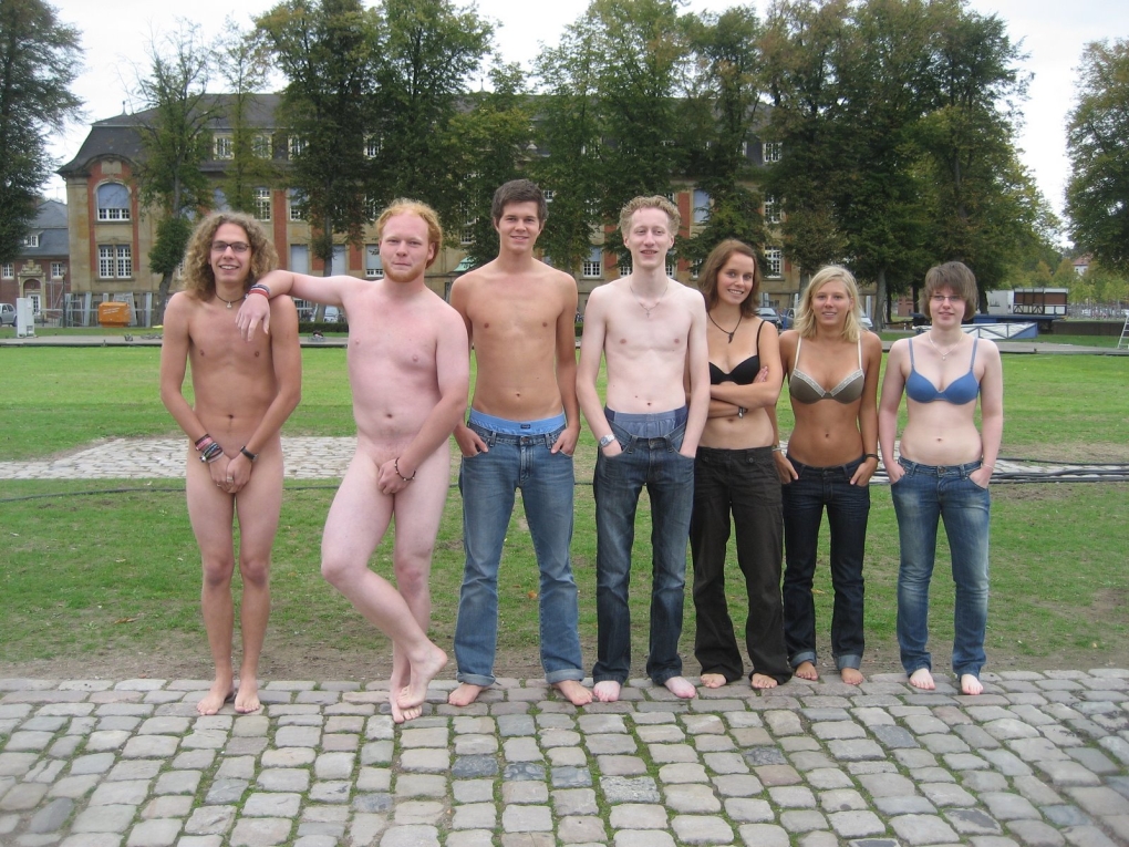 Голые парни одетые женщины