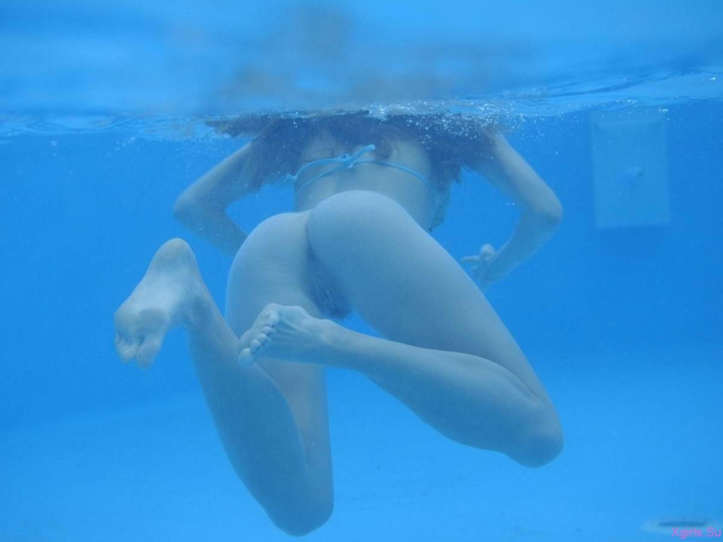 Голые в бассейне под водой