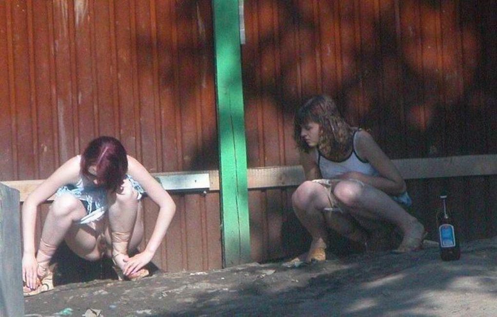 Баба обоссалась на улице