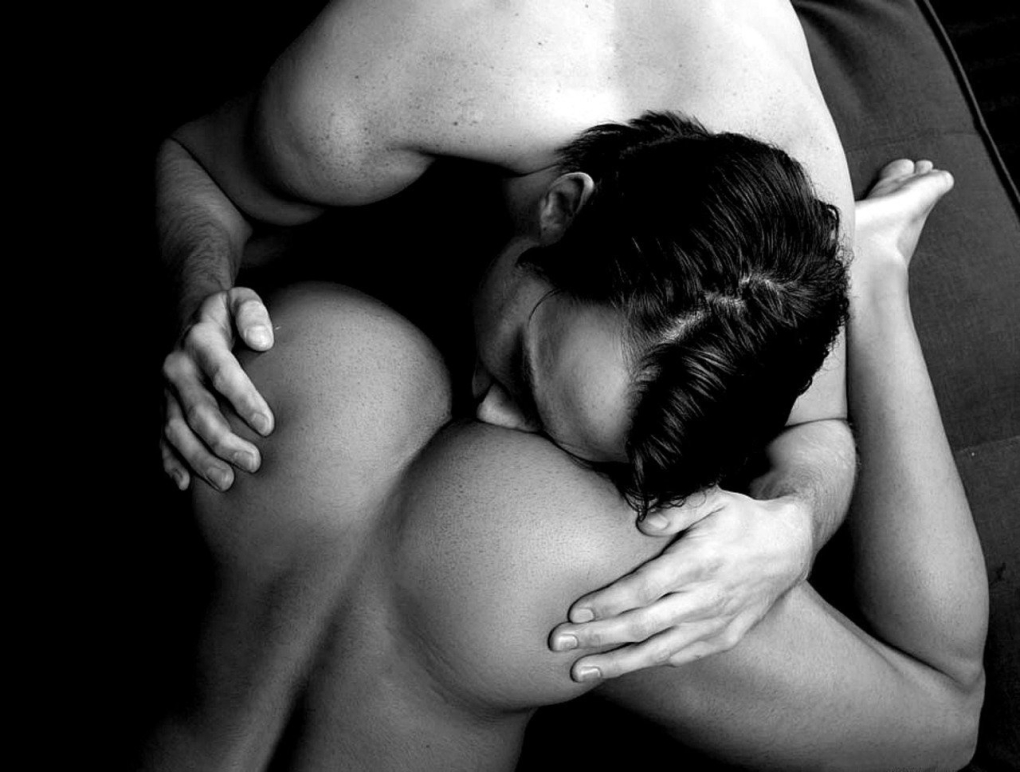 Голая задница на кровати фото чб