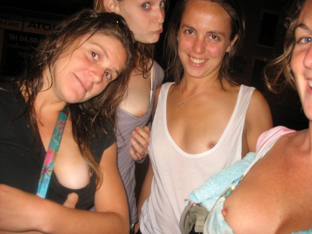 Случайно показала грудь