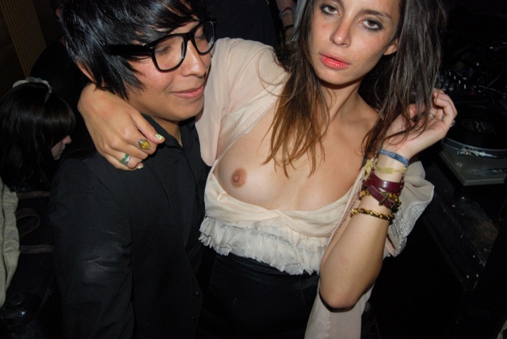 Девушка случайно показала грудь