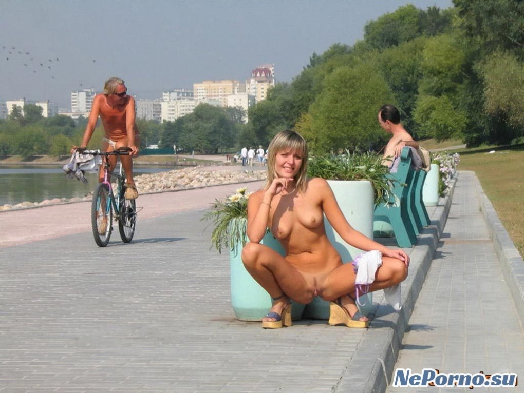Нудистки на набережной