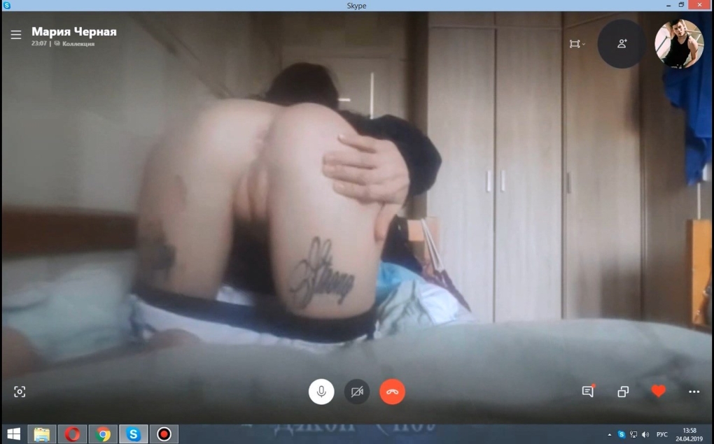 Зрелая голая за компьютером частное