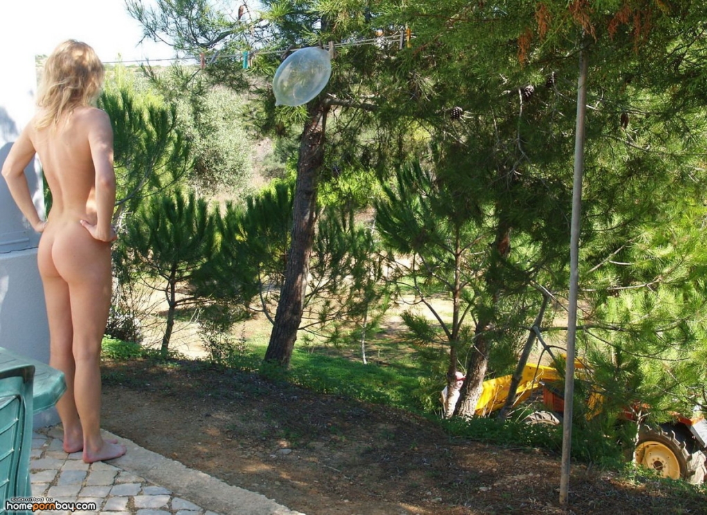 Пожилые голые женщины на улицах