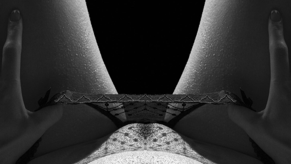 Женский лобок под трусиками