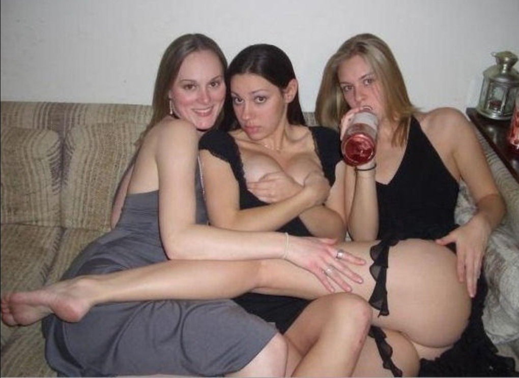 Пьяные подруги раздеваются
