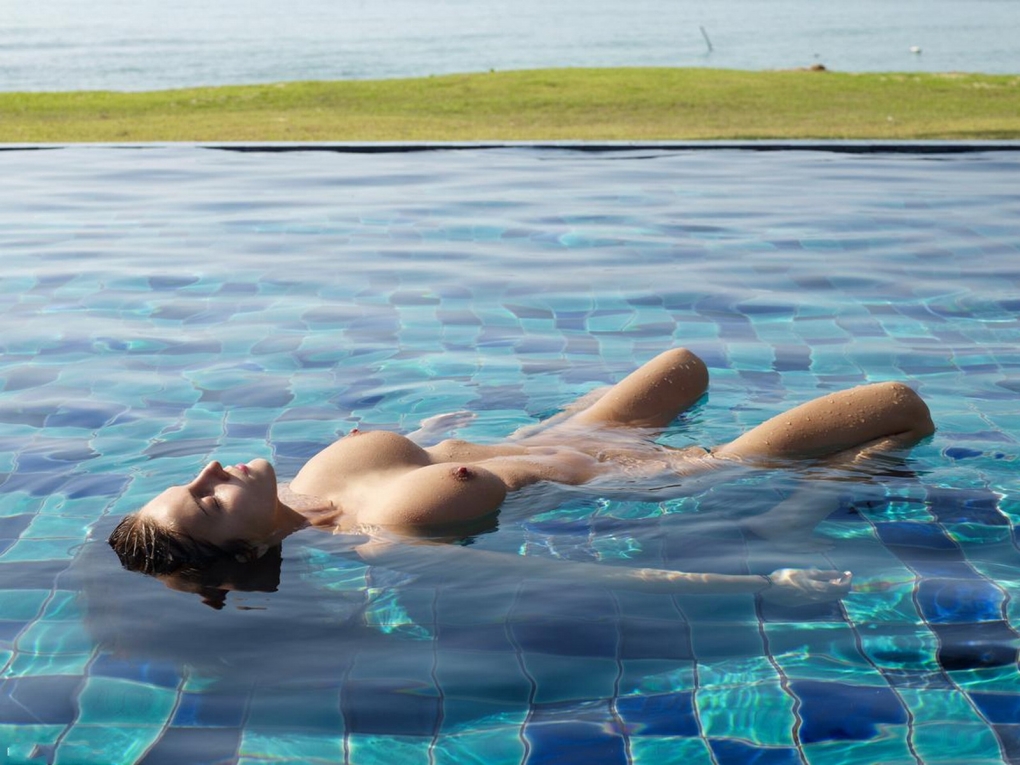 Голенькие девочки в бассейне