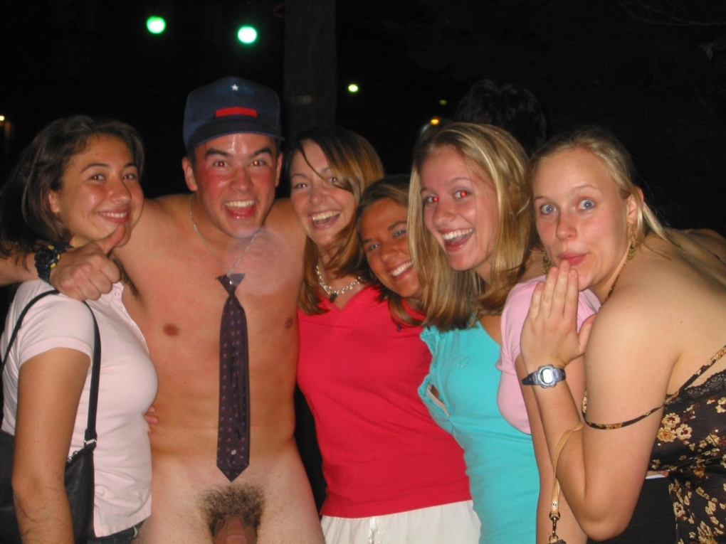 Голые мужчины одетые женщины