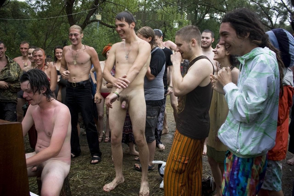 Голые мужчины одетые женщины