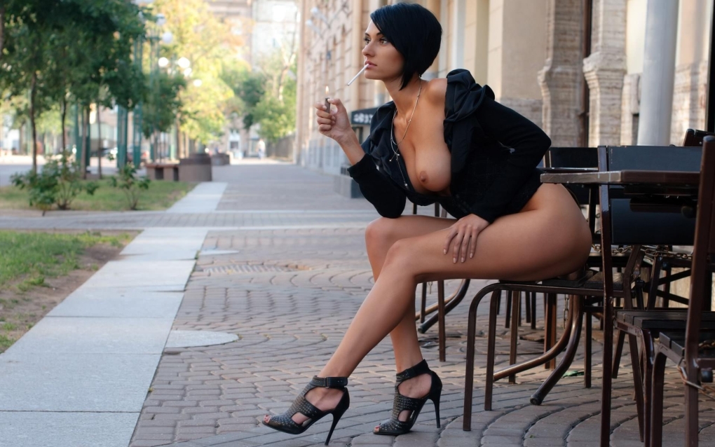 Девушки с красивыми сиськами на улице