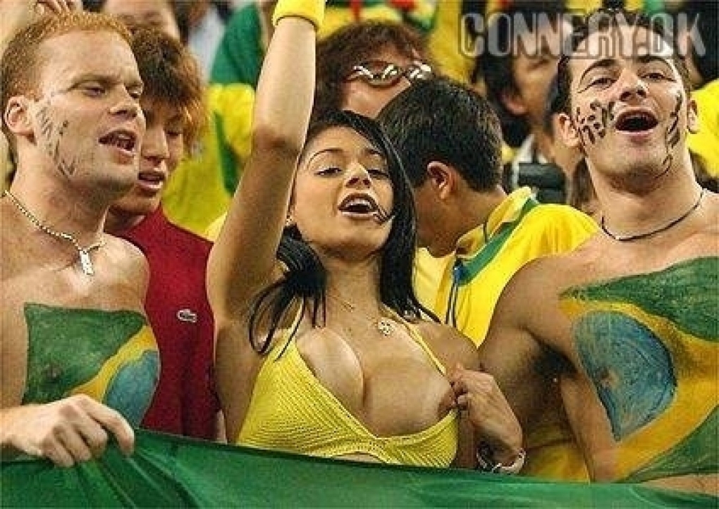 Голые болельщицы на стадионе