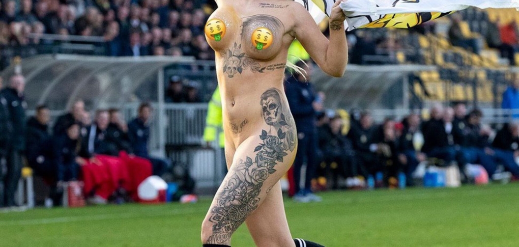 Голые болельщицы на поле