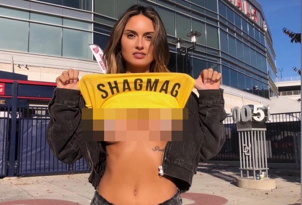 У болельщицы засветилась грудь