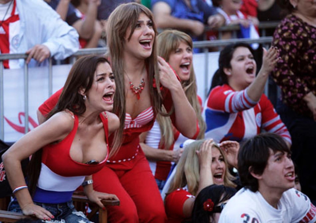 Фанатка показала грудь