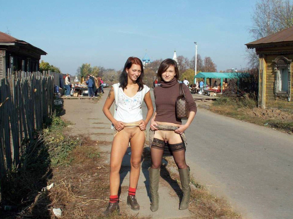 Деревенские девушки в трусах