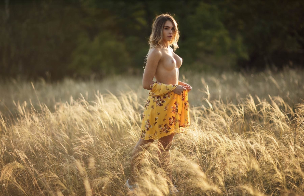 Эротическая фотосессия в поле